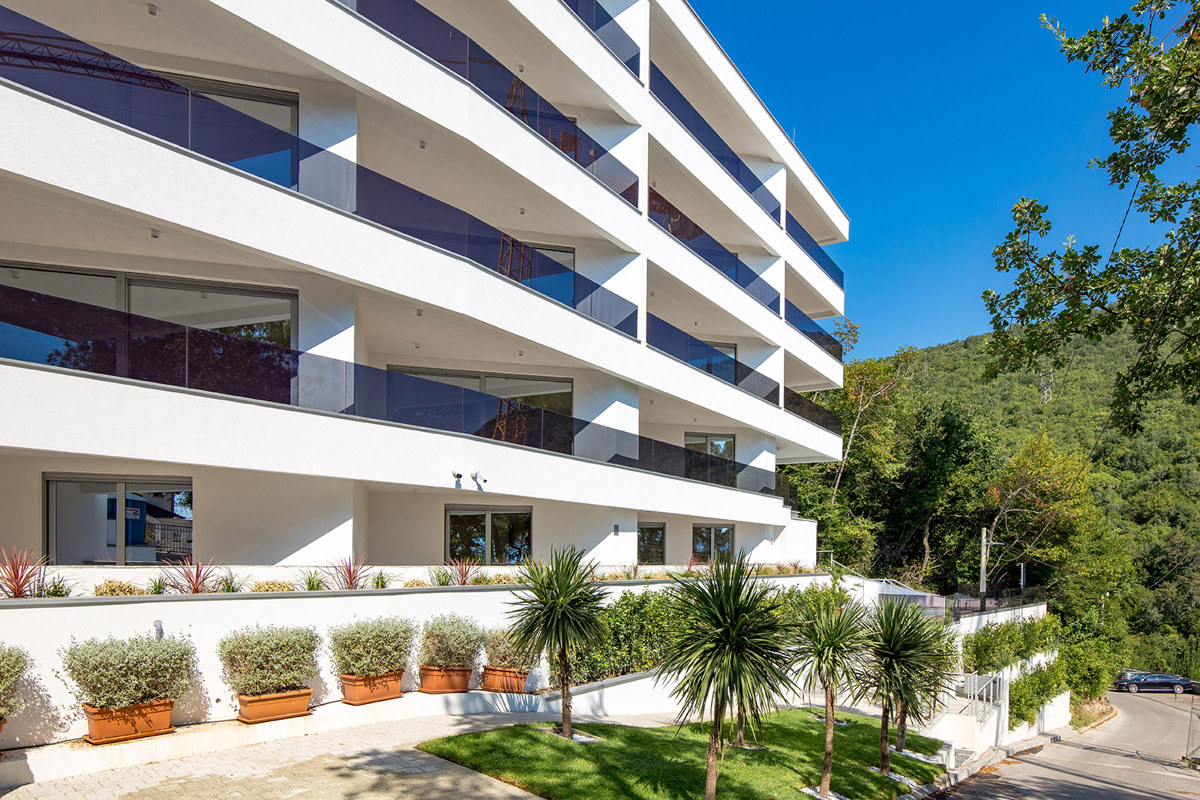 OPATIJA, luksuzno 3-sobno stanovanje s pogledom na morje v kompleksu z bazenom