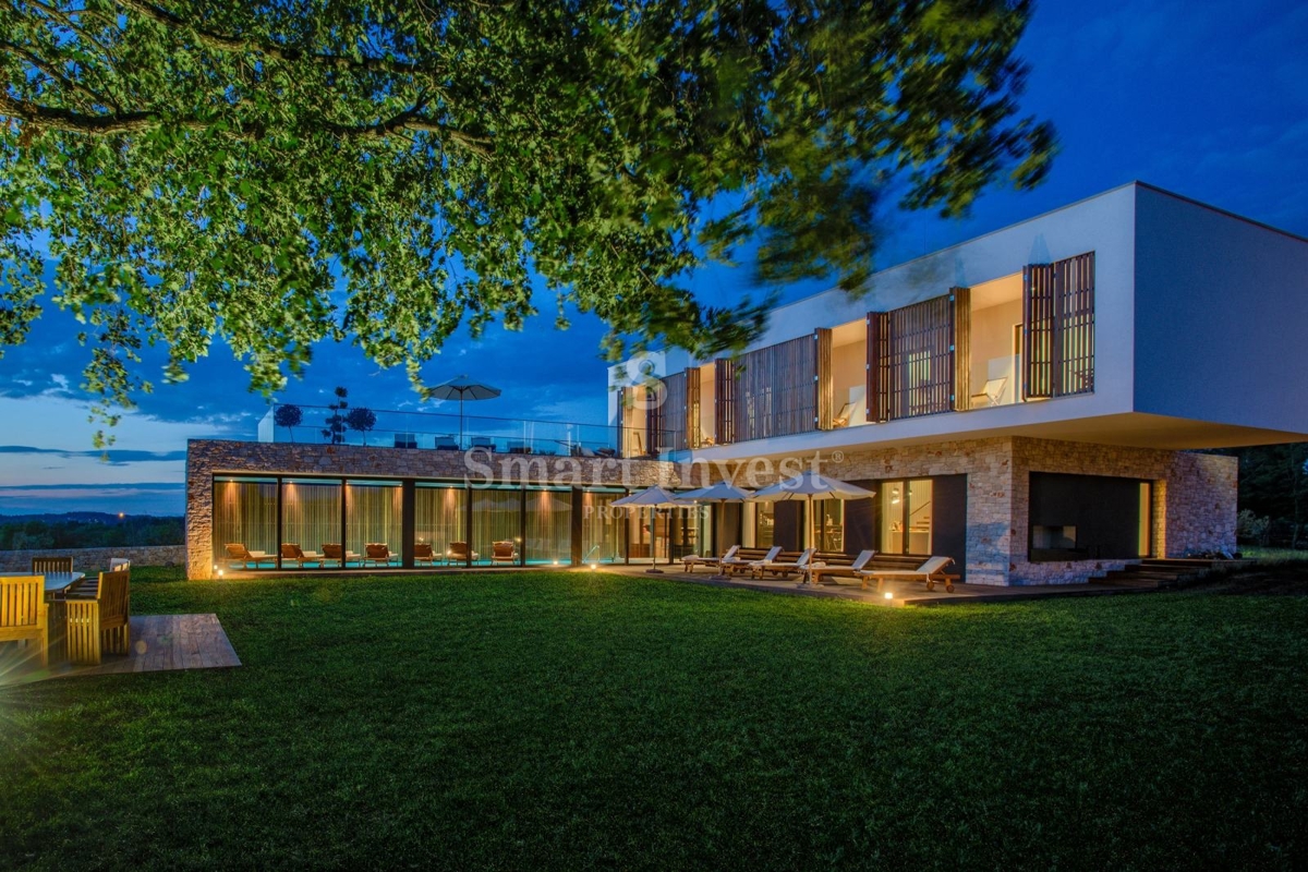 ISTRA - POREČ, edinstvena vila z ogrevanim bazenom in pogledom na morje