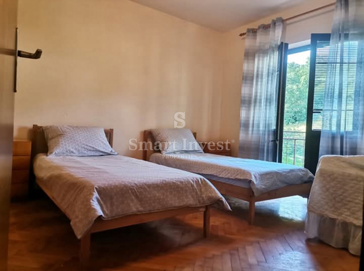 VIŠKOVO, polpritlična hiša z dvema stanovanjema, garažo in vrtom