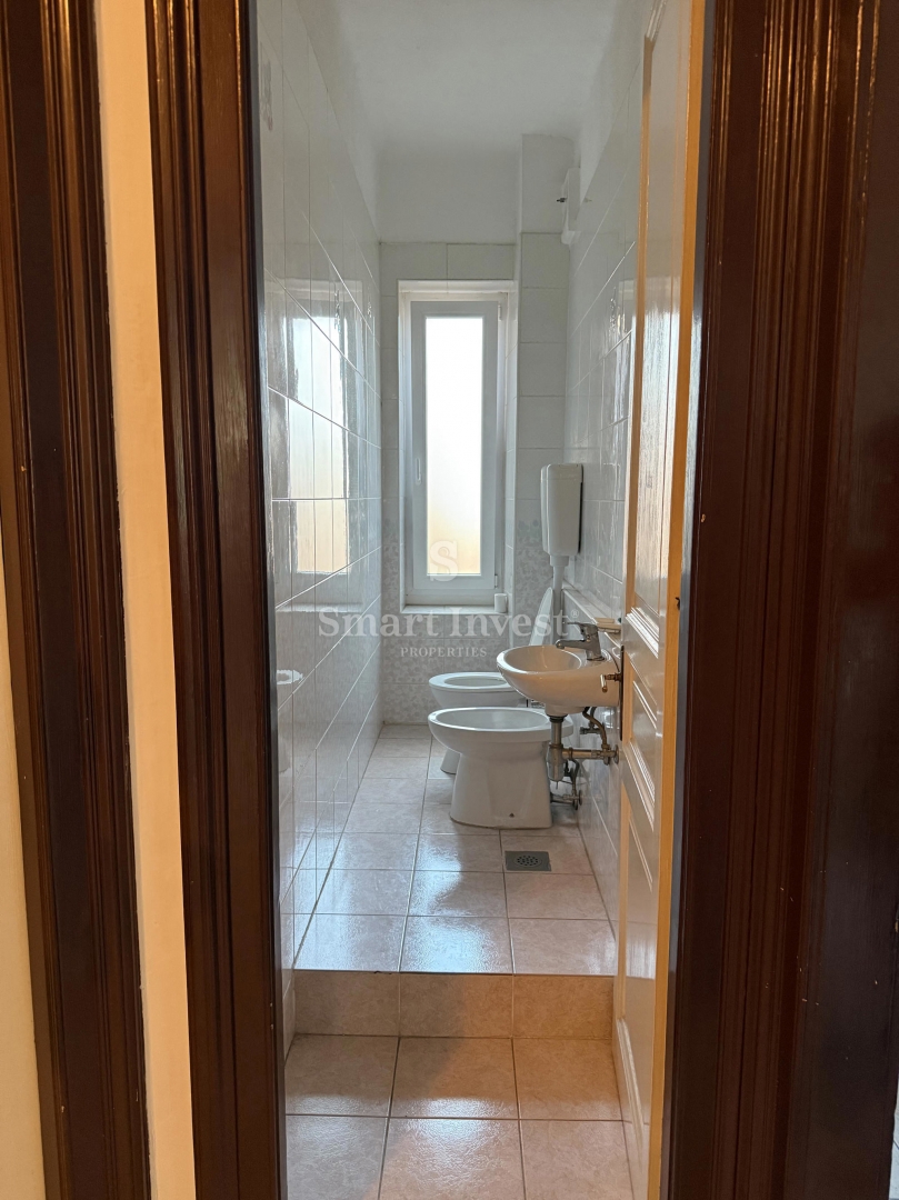 RIJEKA - CENTER, prostorno 3-sobno stanovanje z balkonom, 2 vhoda