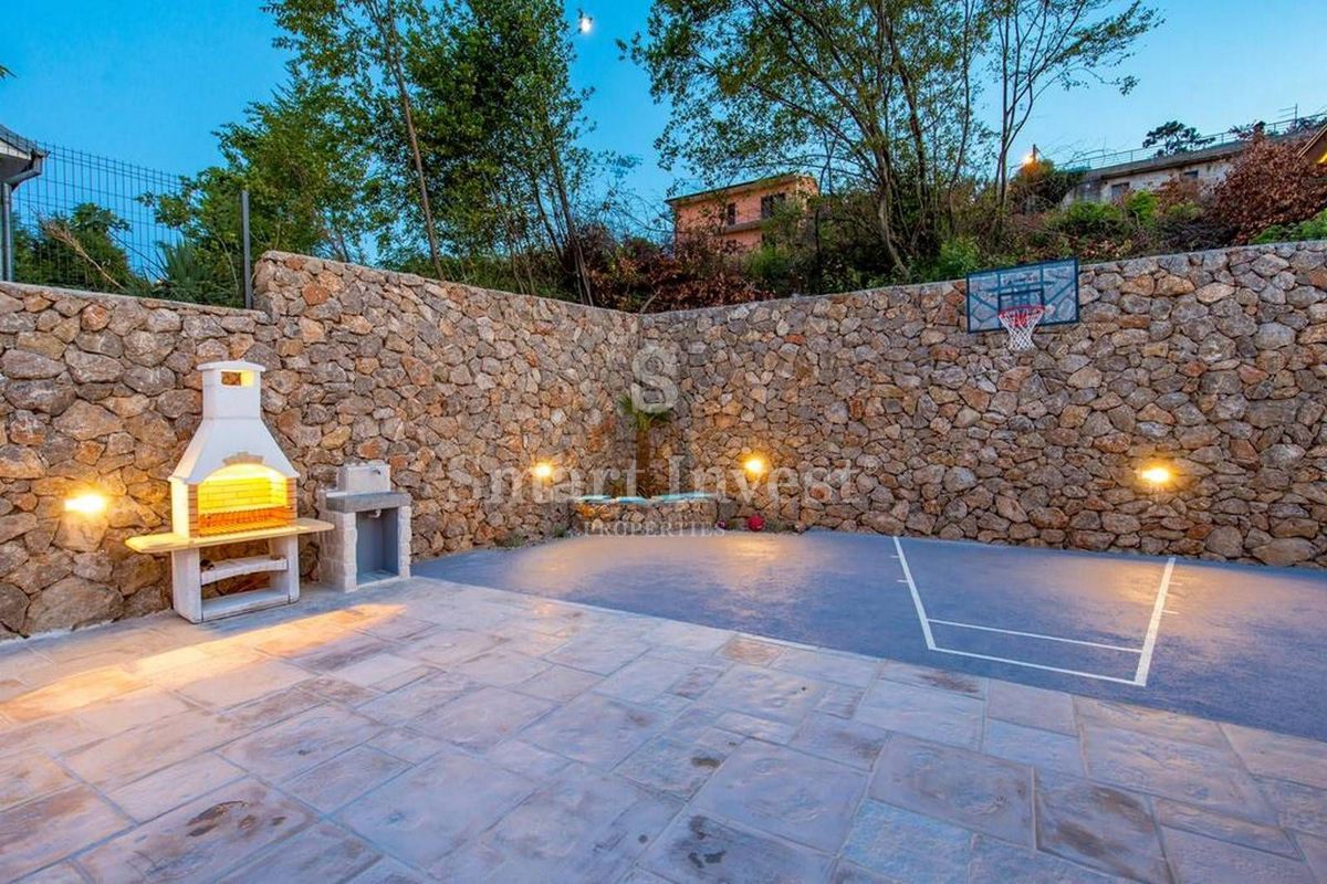 OPATIJA - POBRI, Lepa hiša 200 m2 z bazenom, prodamo