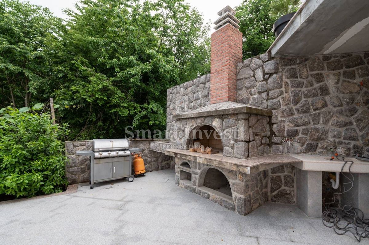 OPATIJA - MATULJI, Samostojna hiša z bazenom in garažo na mirnem mestu, prodamo