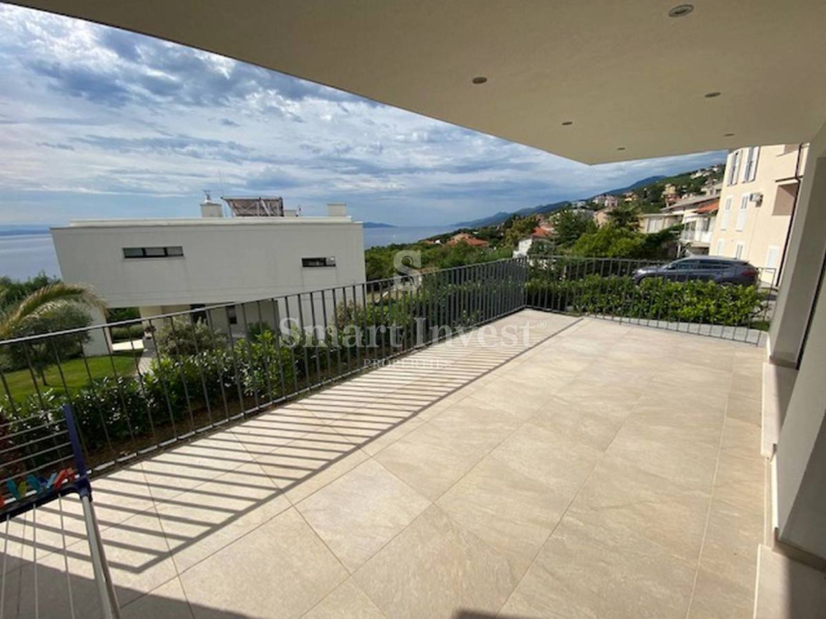 OPATIJA - POBRI, Vila dvojček z bazenom in pogledom na morje