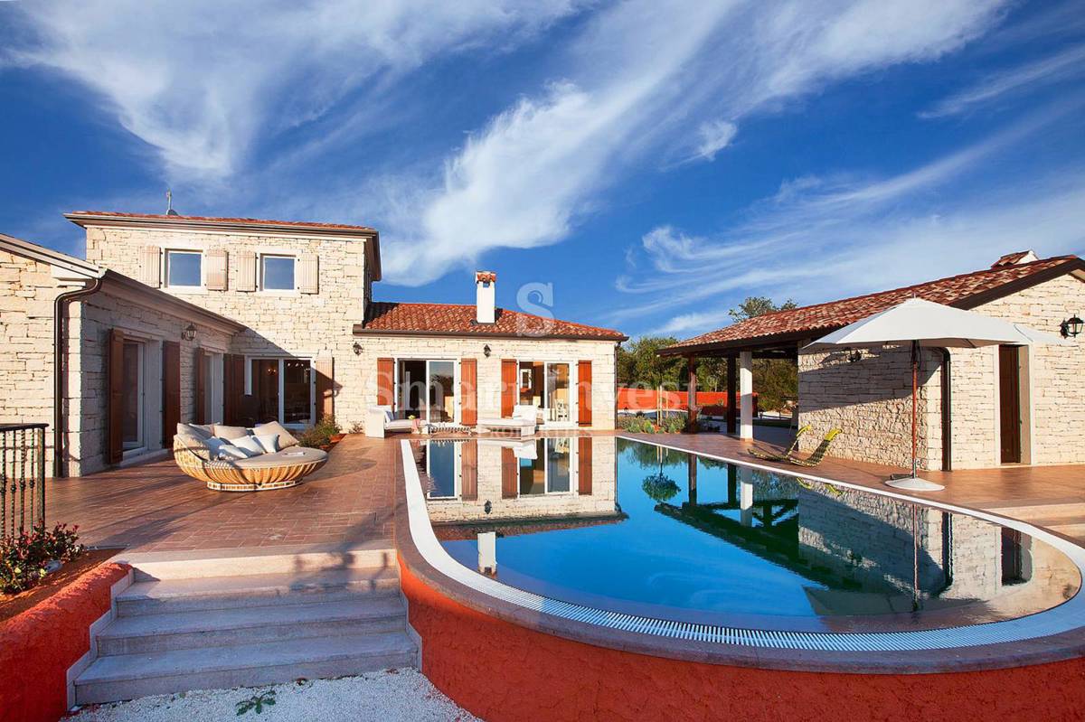 ISTRIA - VODNJAN, VILLA WITH HEATED POOL ON A BIG LAND PLOT