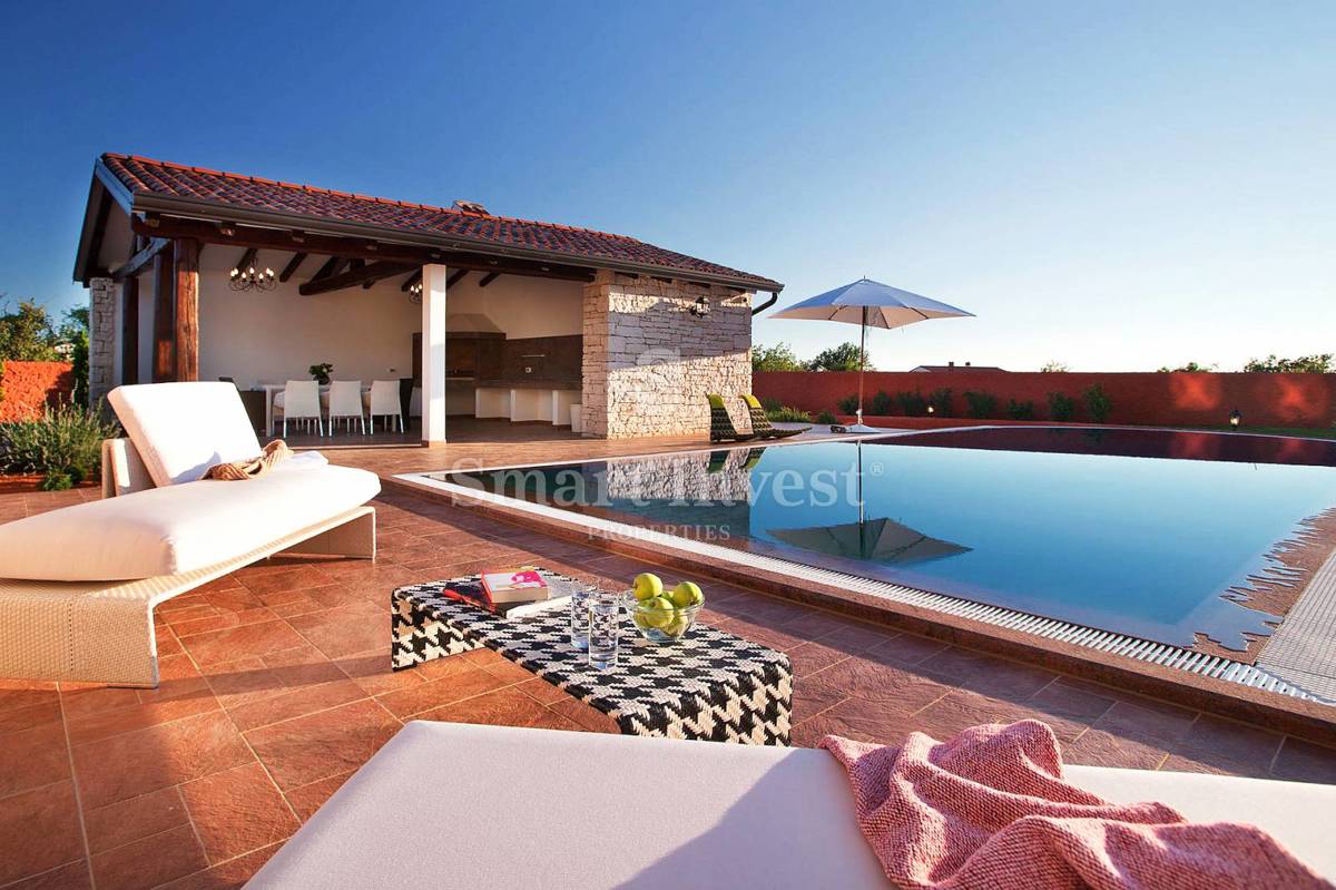 ISTRIA - VODNJAN, VILLA WITH HEATED POOL ON A BIG LAND PLOT