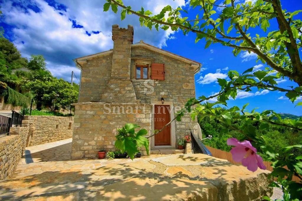 ISTRIA - OPRTALJ, TWO ISTRIAN AUTOCHTHONOUS HOUSES WITH POOLS AND PANORAMIC VIEW