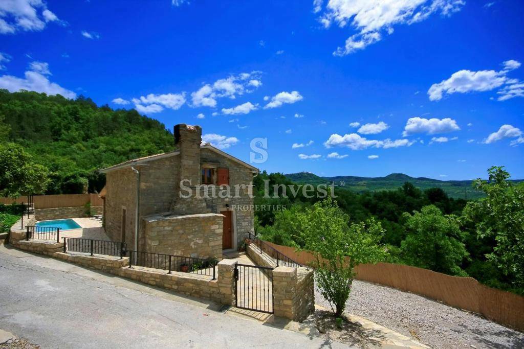 ISTRIA - OPRTALJ, TWO ISTRIAN AUTOCHTHONOUS HOUSES WITH POOLS AND PANORAMIC VIEW