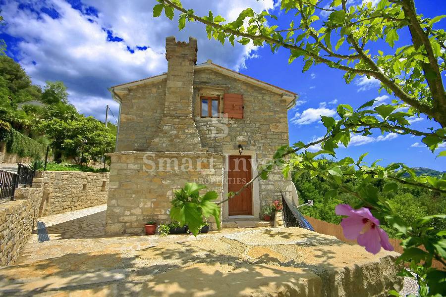 ISTRIA - OPRTALJ, TWO ISTRIAN AUTOCHTHONOUS HOUSES WITH POOLS AND PANORAMIC VIEW