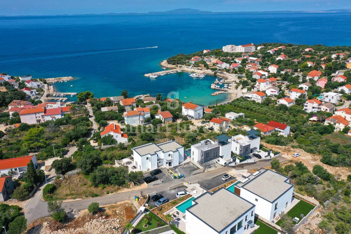 OTOK PAG, dve dvojčki z bazenoma, 100 m od morja!