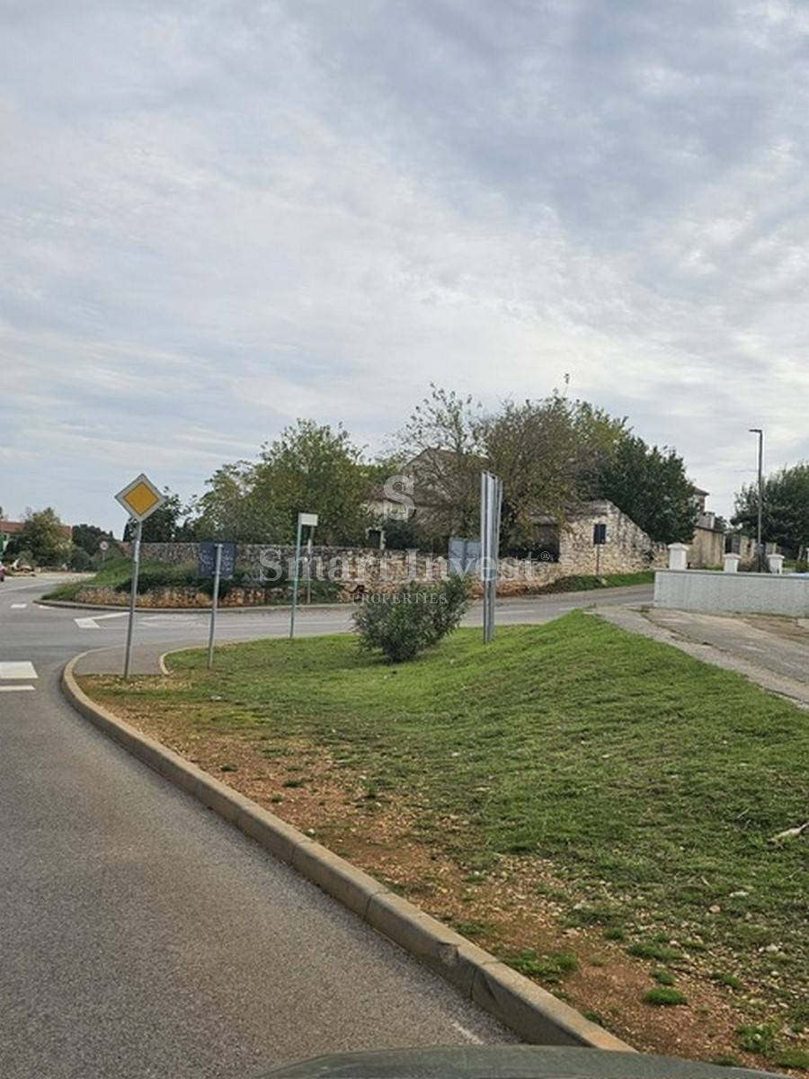 ROVINJ okolica, zazidljivo zemljišče 1350 m2