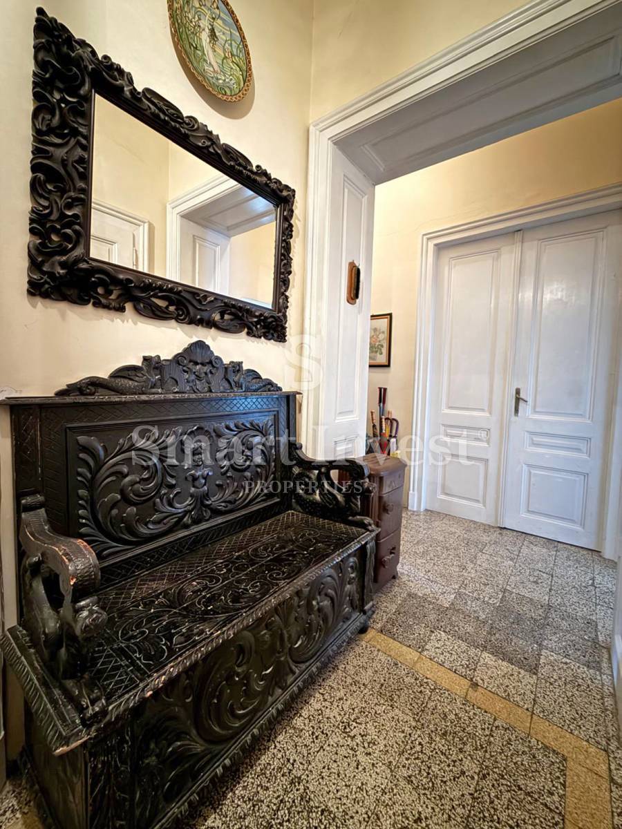 OPATIJA, stanovanje 139 m2 s parkiriščem, v stari vili 50 m do morja!