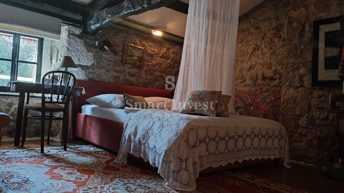 ISTRA - ROČ, dve prenovljeni istrski hiši z bazenoma