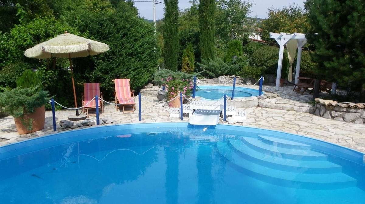 ISTRA - ROČ, dve prenovljeni istrski hiši z bazenoma