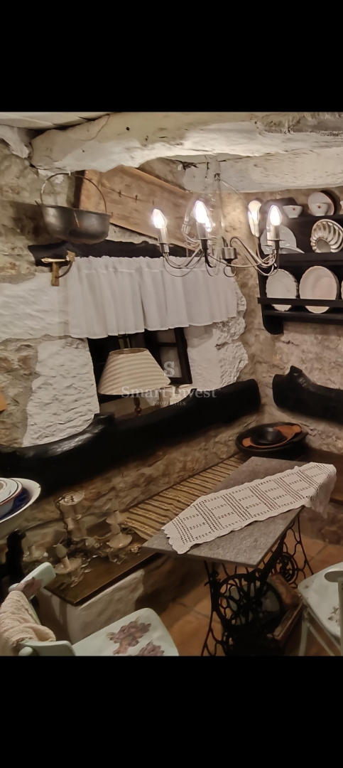 ISTRA - ROČ, dve prenovljeni istrski hiši z bazenoma