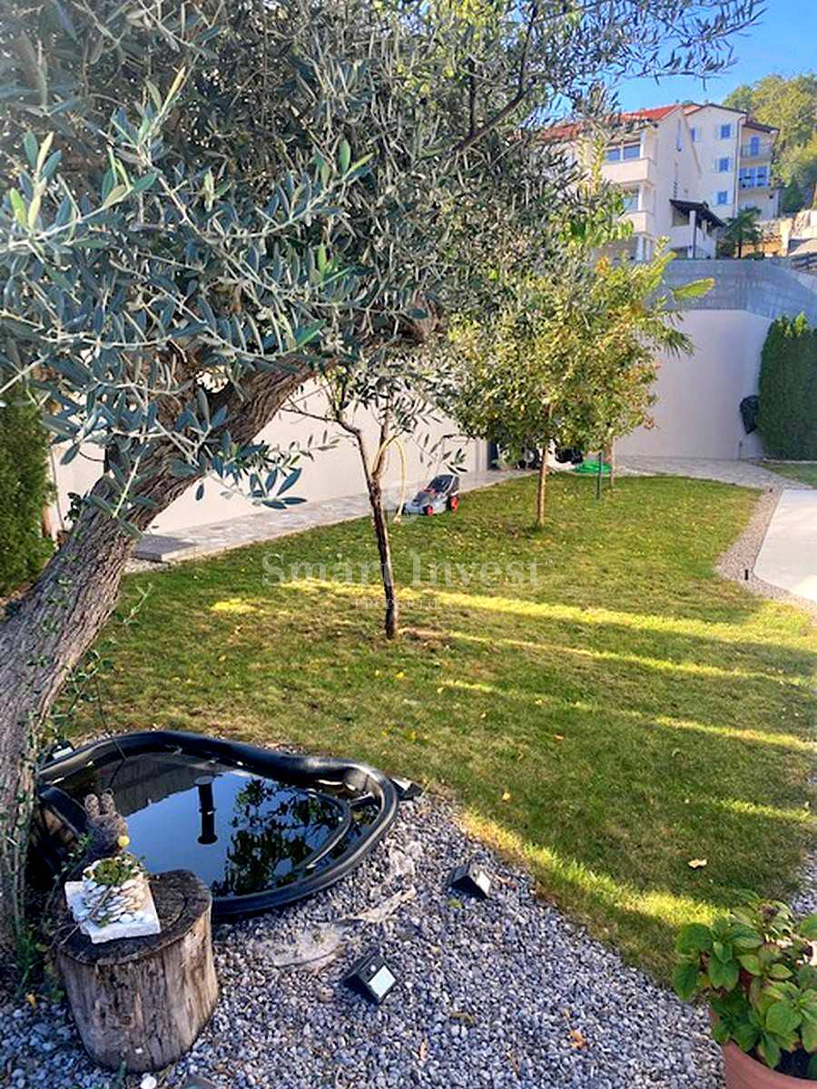 LOVRAN, Hiša s 5 apartmaji in pogledom na morje, prodamo