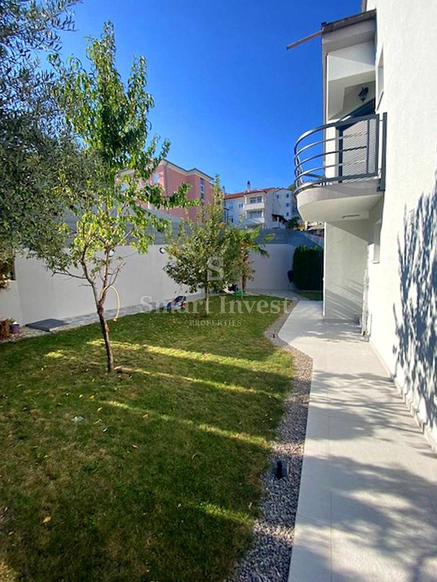 LOVRAN, Hiša s 5 apartmaji in pogledom na morje, prodamo