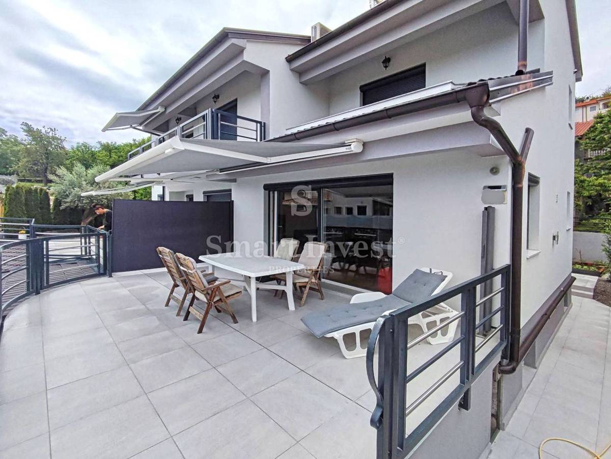 LOVRAN, Hiša s 5 apartmaji in pogledom na morje, prodamo