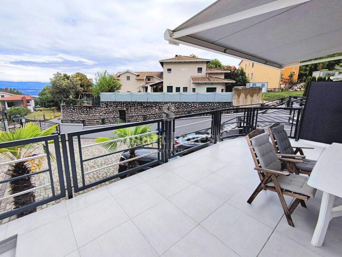 LOVRAN, Hiša s 5 apartmaji in pogledom na morje, prodamo