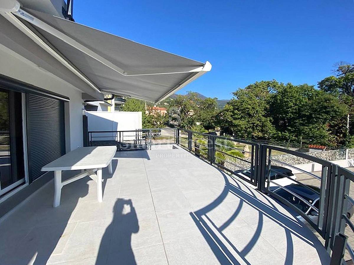 LOVRAN, Hiša s 5 apartmaji in pogledom na morje, prodamo