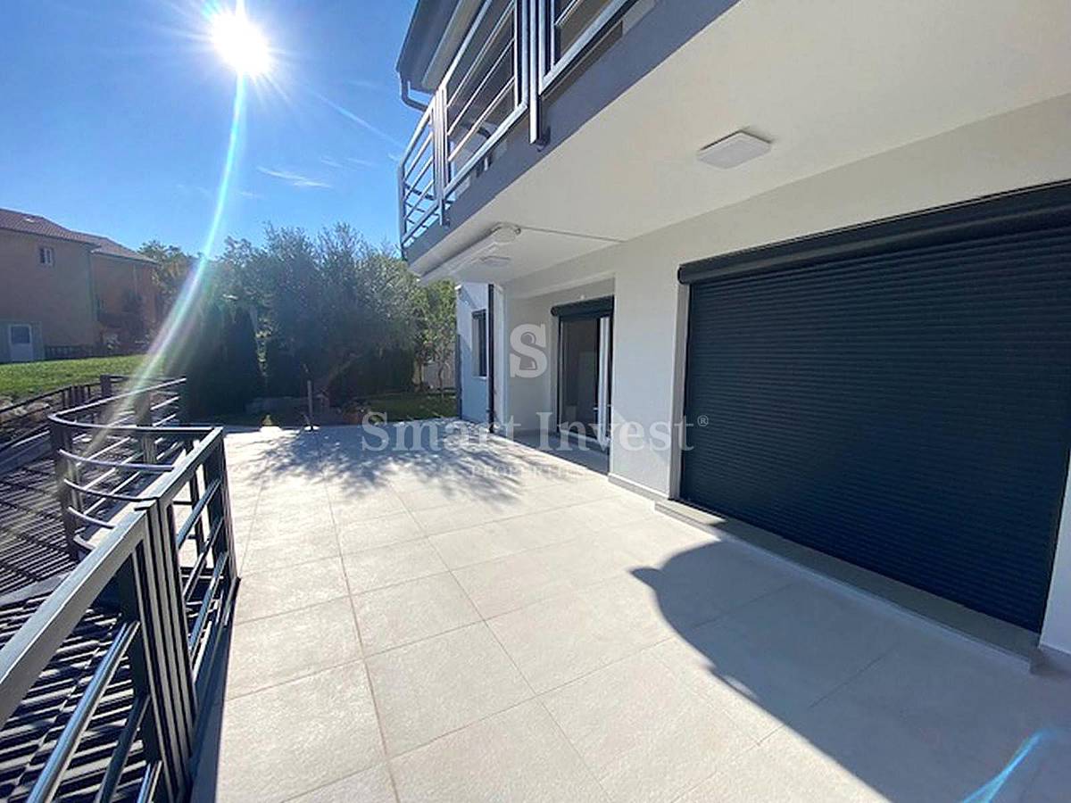 LOVRAN, Hiša s 5 apartmaji in pogledom na morje, prodamo