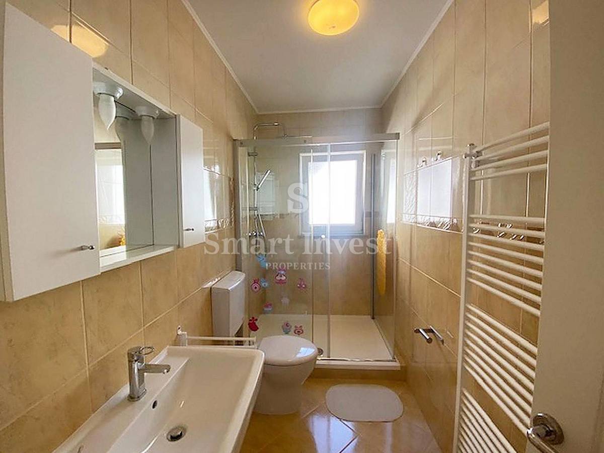 LOVRAN, Hiša s 5 apartmaji in pogledom na morje, prodamo