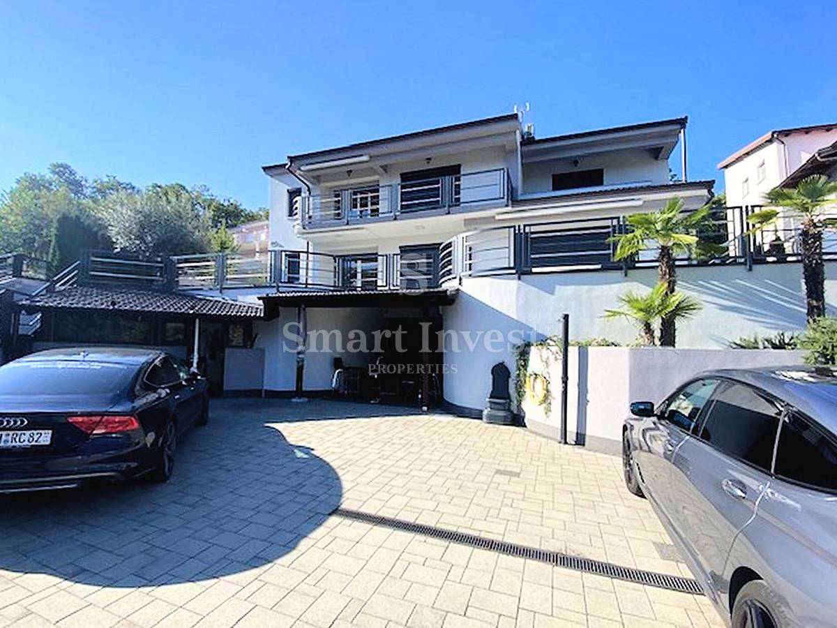 LOVRAN, Hiša s 5 apartmaji in pogledom na morje, prodamo