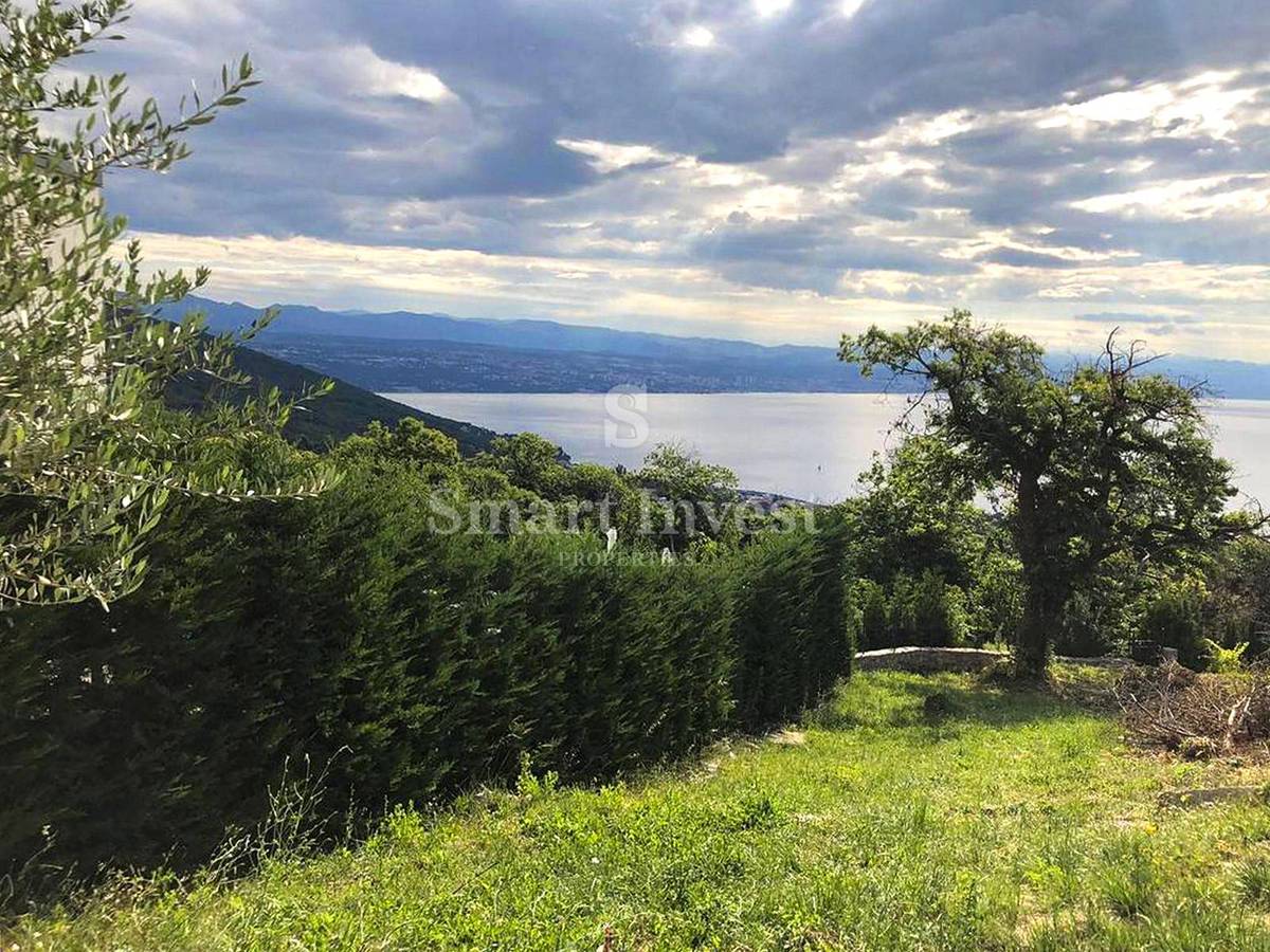 LOVRAN, Hiša s 5 apartmaji in pogledom na morje, prodamo