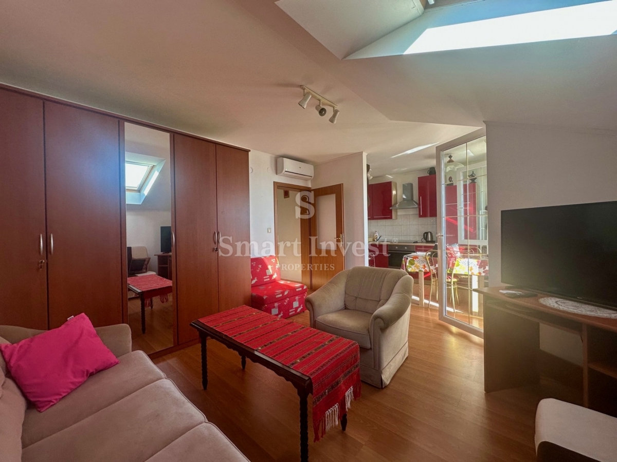 IČIĆI, stanovanje s parkirnim mestom in pogledom na morje, na odlični lokaciji