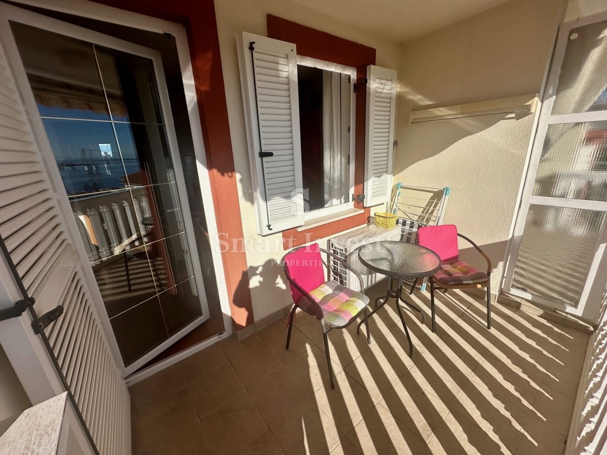 IČIĆI, stanovanje s parkirnim mestom in pogledom na morje, na odlični lokaciji