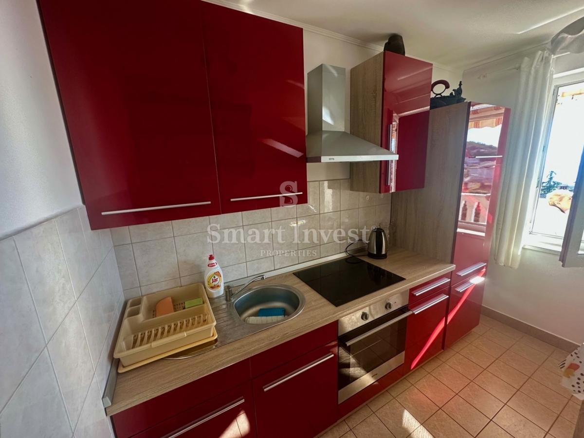 IČIĆI, stanovanje s parkirnim mestom in pogledom na morje, na odlični lokaciji