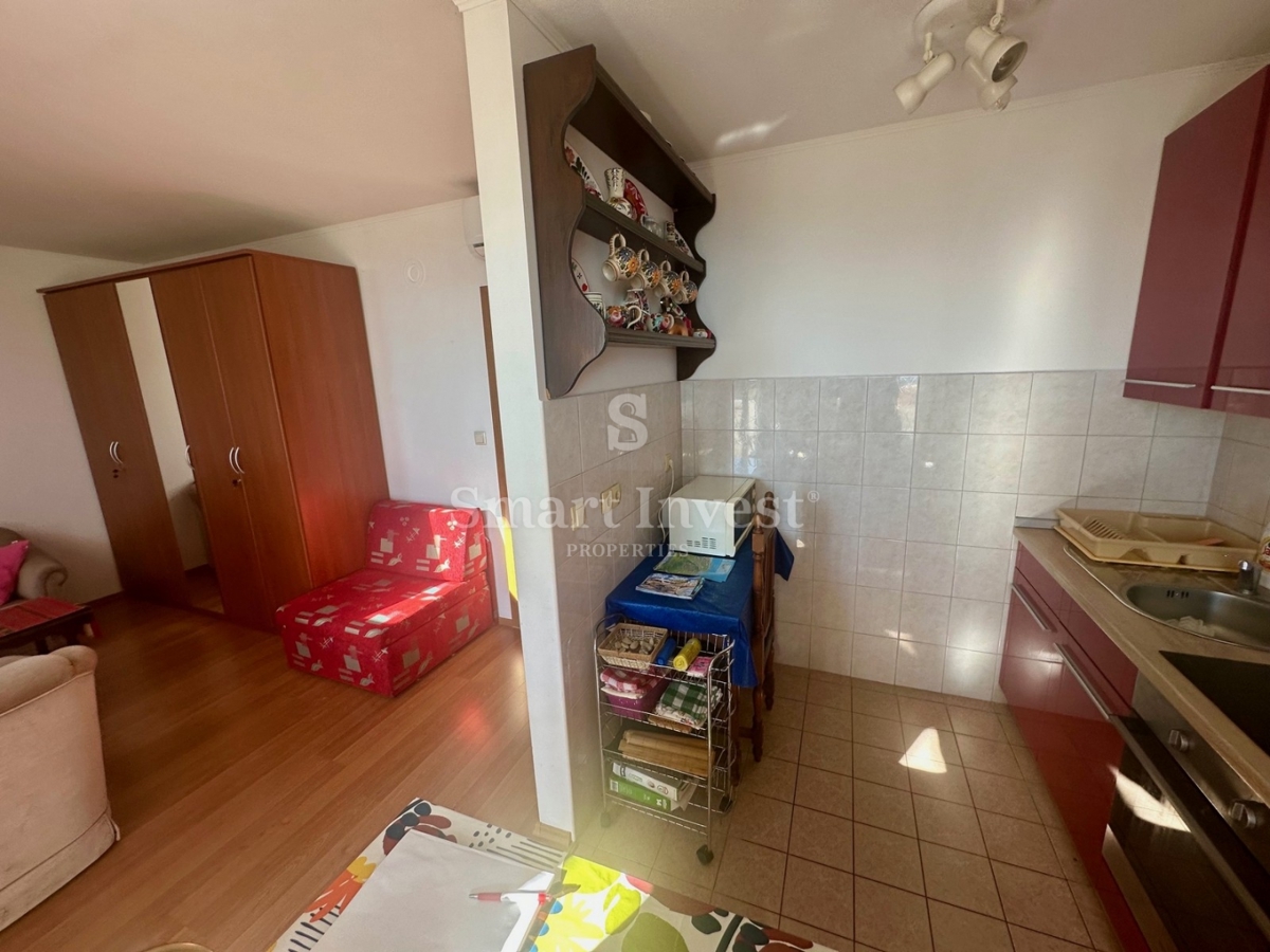 IČIĆI, stanovanje s parkirnim mestom in pogledom na morje, na odlični lokaciji