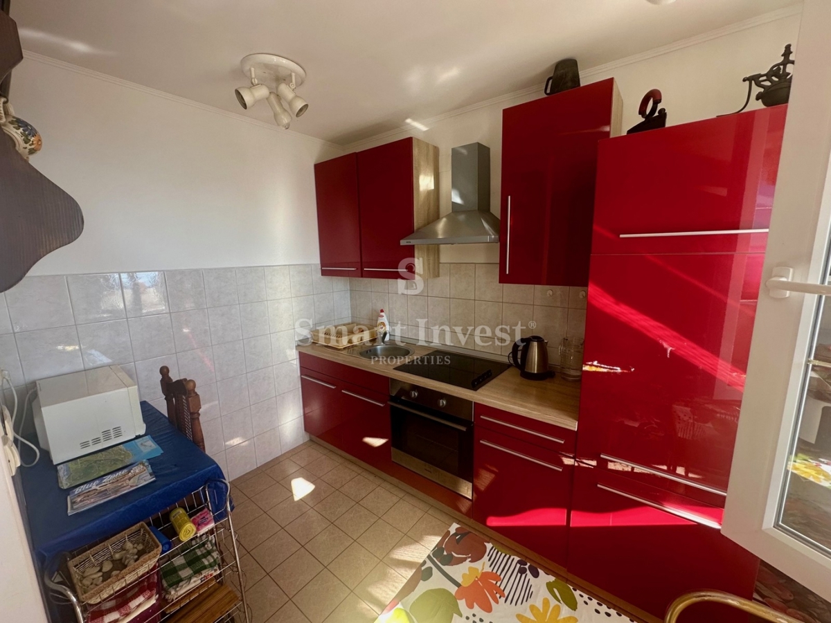 IČIĆI, stanovanje s parkirnim mestom in pogledom na morje, na odlični lokaciji