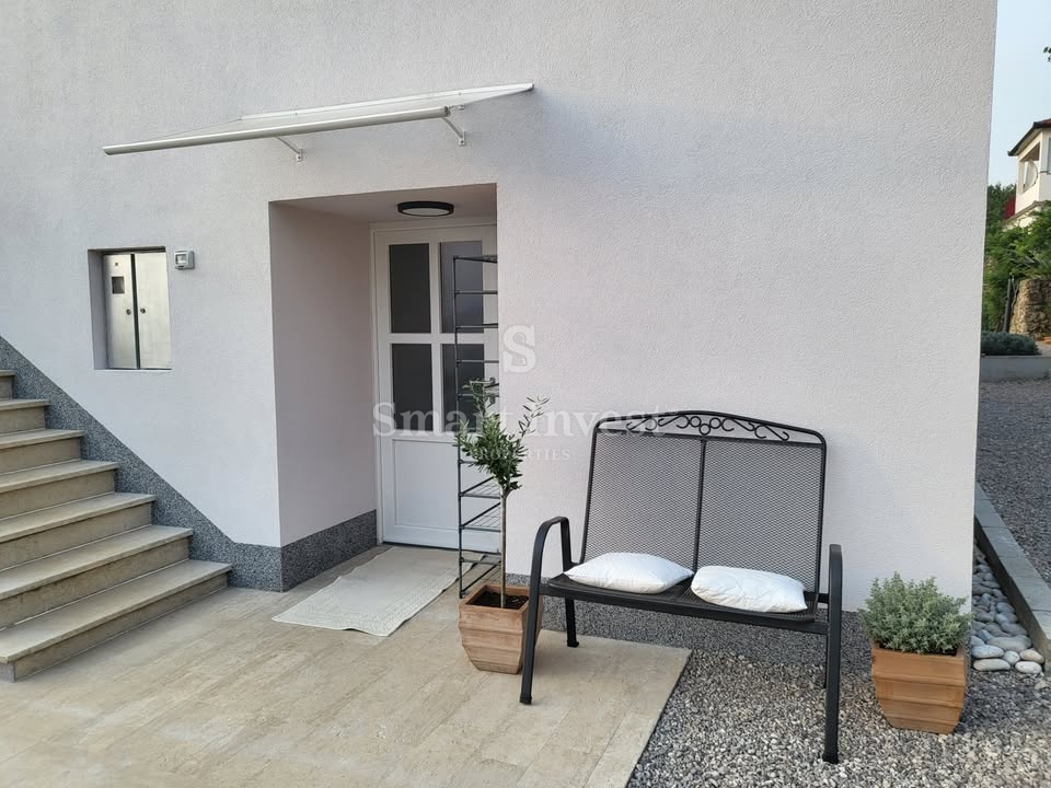 ISTRA - OKOLICA LABINA, na novo obnovljena hiša z dvema apartmajema in čudovitim pogledom na morje