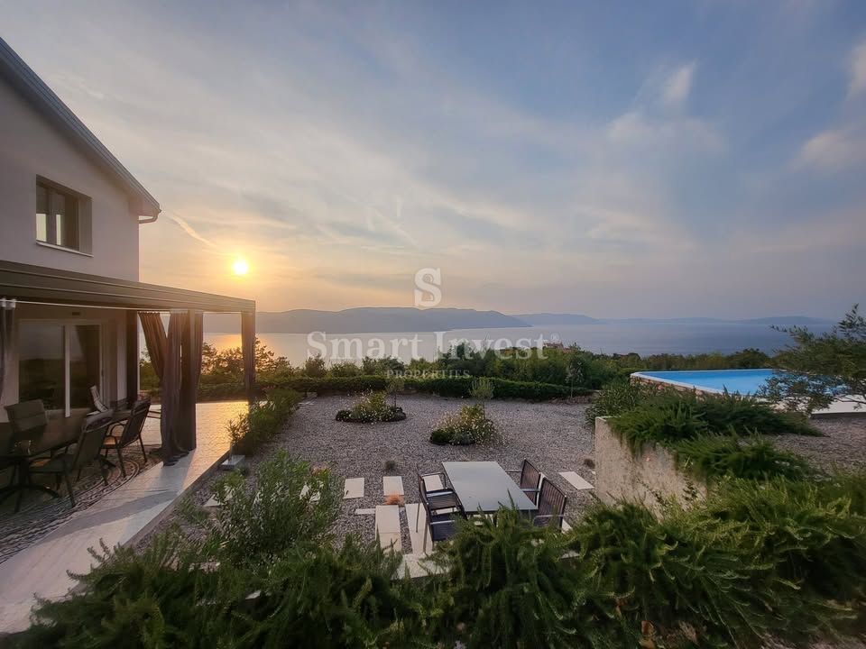 ISTRA - OKOLICA LABINA, na novo obnovljena hiša z dvema apartmajema in čudovitim pogledom na morje