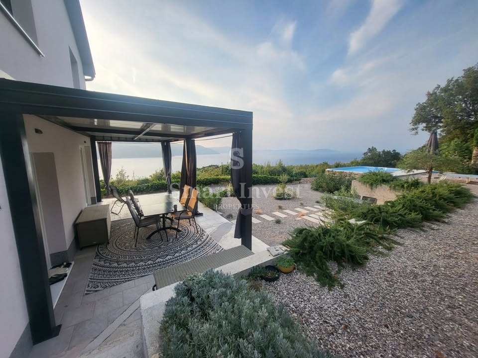 ISTRA - OKOLICA LABINA, na novo obnovljena hiša z dvema apartmajema in čudovitim pogledom na morje