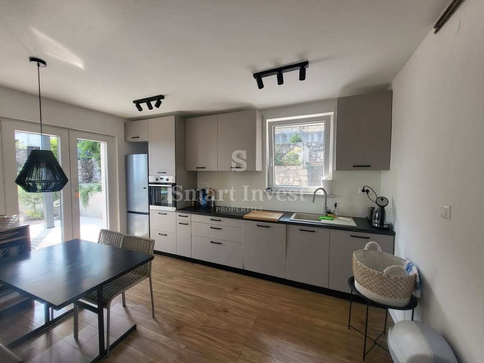 ISTRA - OKOLICA LABINA, na novo obnovljena hiša z dvema apartmajema in čudovitim pogledom na morje