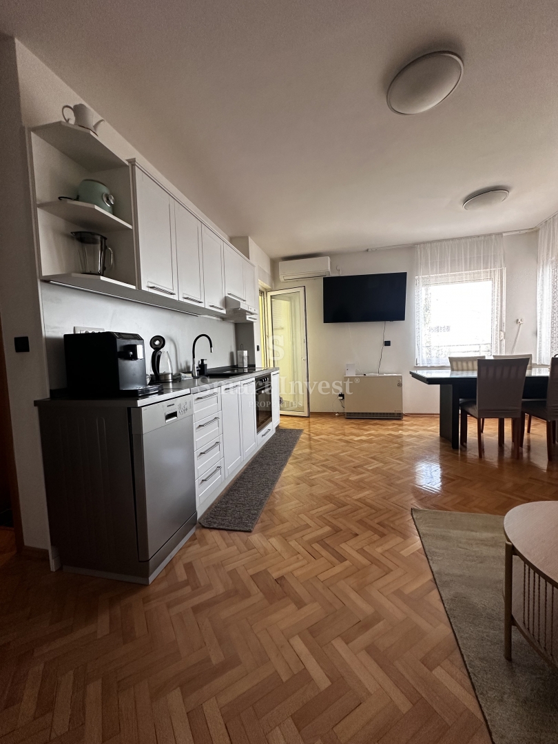 70 OPATIJA, stanovanje razdeljeno na 2 apartmaja, s pogledom na morje in vrtom