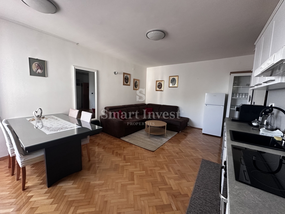 70 OPATIJA, stanovanje razdeljeno na 2 apartmaja, s pogledom na morje in vrtom