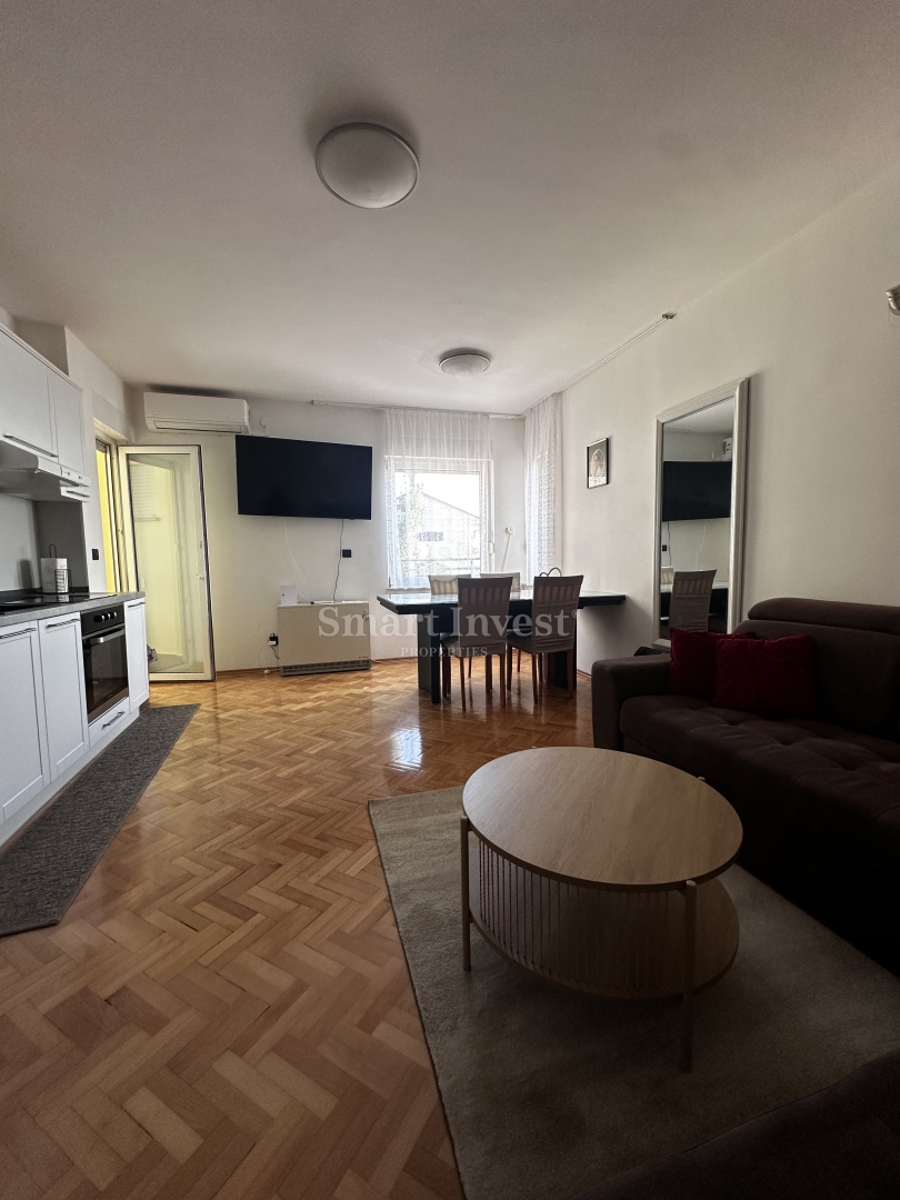 70 OPATIJA, stanovanje razdeljeno na 2 apartmaja, s pogledom na morje in vrtom