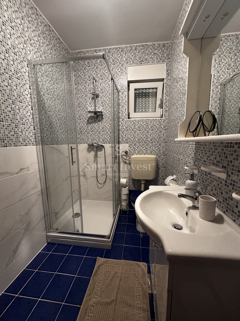 70 OPATIJA, stanovanje razdeljeno na 2 apartmaja, s pogledom na morje in vrtom