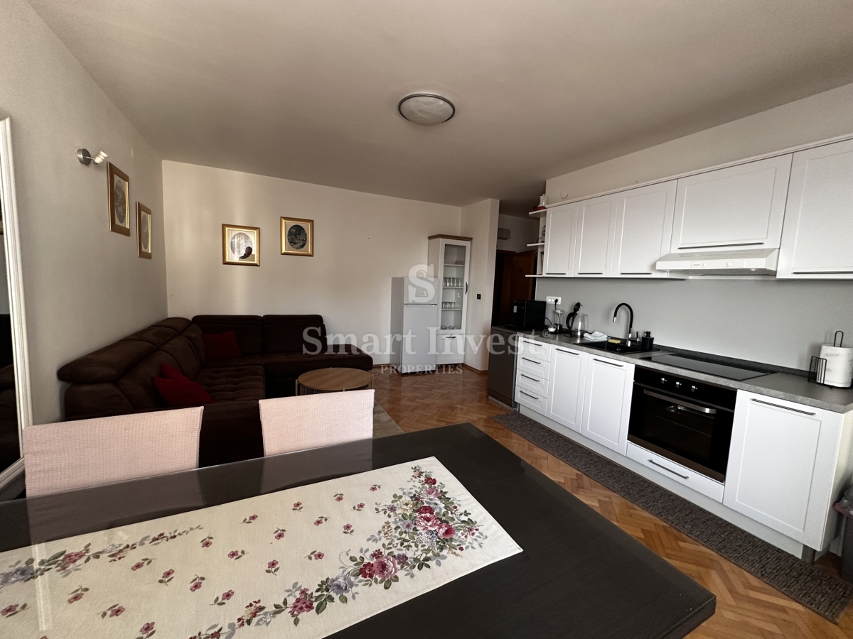 70 OPATIJA, stanovanje razdeljeno na 2 apartmaja, s pogledom na morje in vrtom