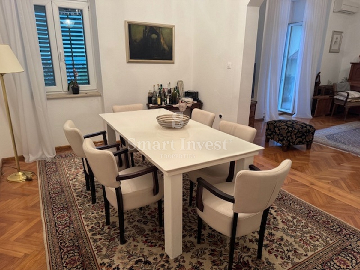 OPATIJA - CENTER, prostorno stanovanje v vili, 50 m od morja