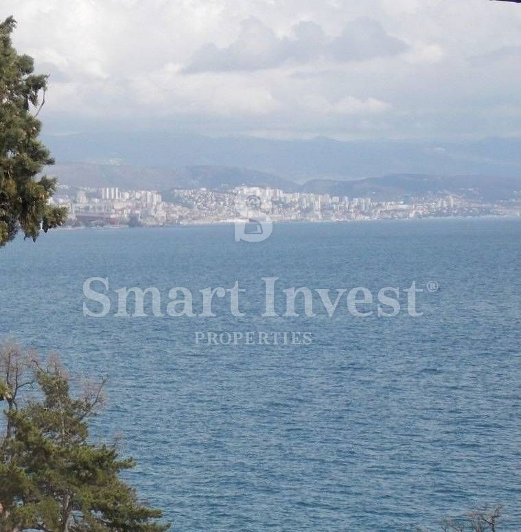 OPATIJA - CENTER, prostorno stanovanje v vili, 50 m od morja