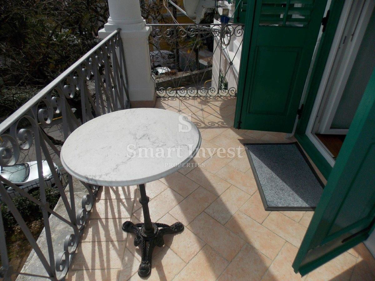 OPATIJA - CENTER, prostorno stanovanje v vili, 50 m od morja