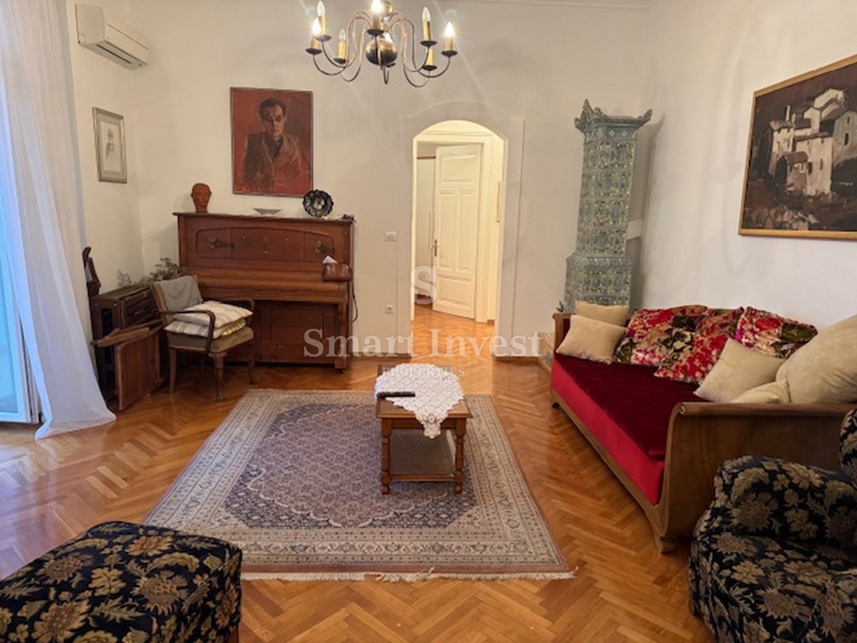 OPATIJA - CENTER, prostorno stanovanje v vili, 50 m od morja