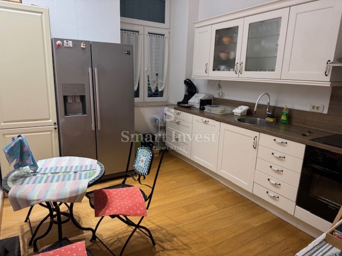 OPATIJA - CENTER, prostorno stanovanje v vili, 50 m od morja