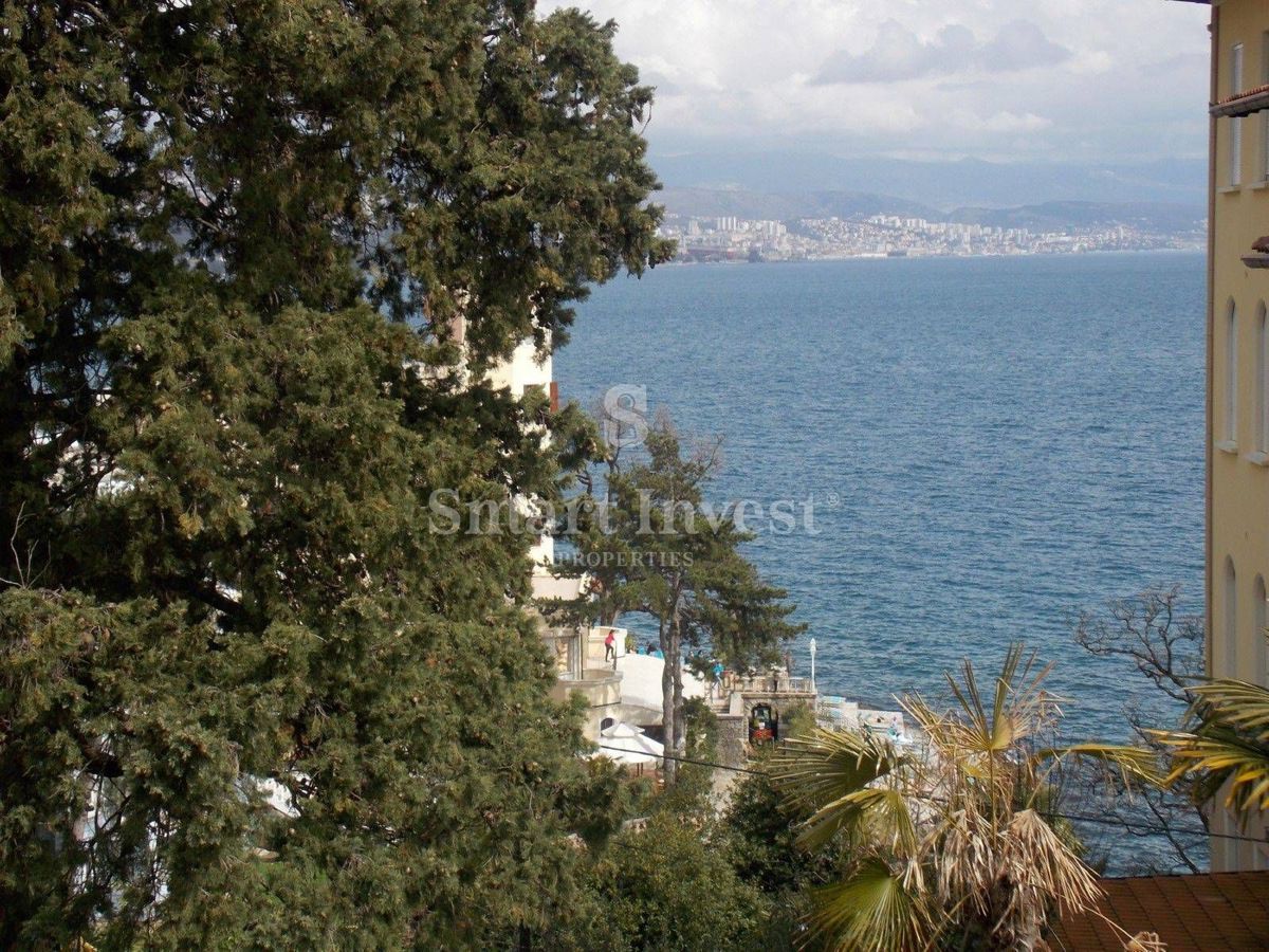 OPATIJA - CENTER, prostorno stanovanje v vili, 50 m od morja