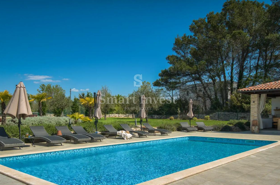 ISTRA – SVETVINČENAT, luksuzna vila na zemljišču velikosti 8.686 m²