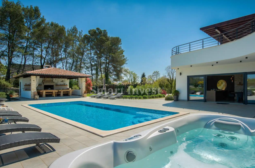 ISTRA – SVETVINČENAT, luksuzna vila na zemljišču velikosti 8.686 m²