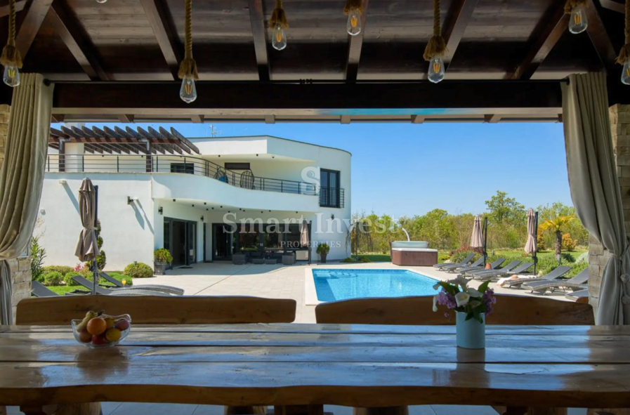 ISTRA – SVETVINČENAT, luksuzna vila na zemljišču velikosti 8.686 m²